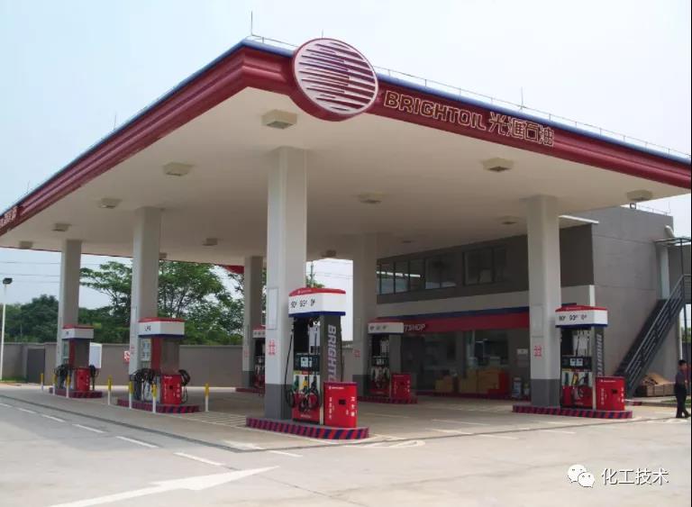 帶領(lǐng)公司向互聯(lián)網(wǎng)方向轉(zhuǎn)型，大規(guī)模發(fā)展欠債累累