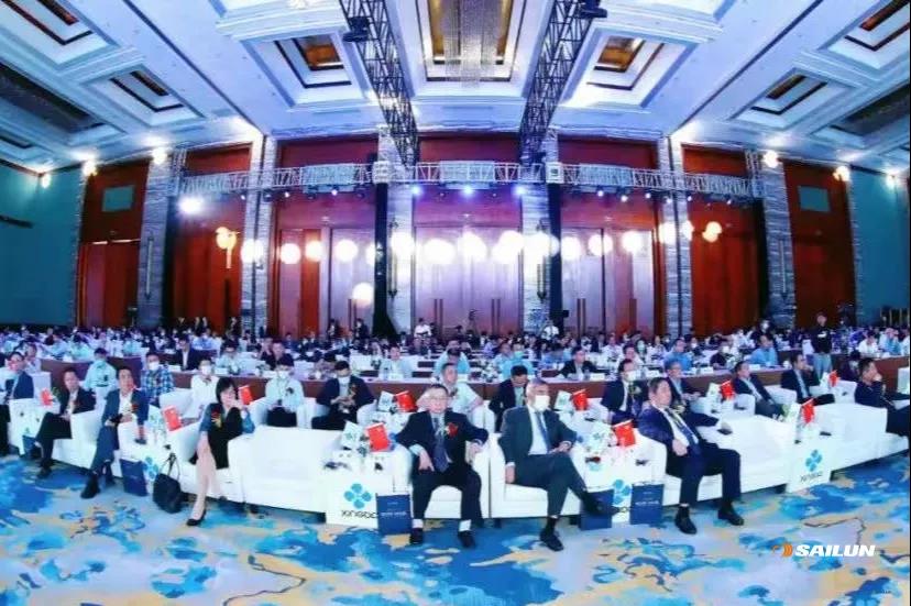 來自全球各地的300多位行業(yè)領(lǐng)袖、專家、學(xué)者參加峰會