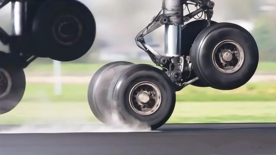 這股作用力要全靠戰(zhàn)斗機輪胎頂住